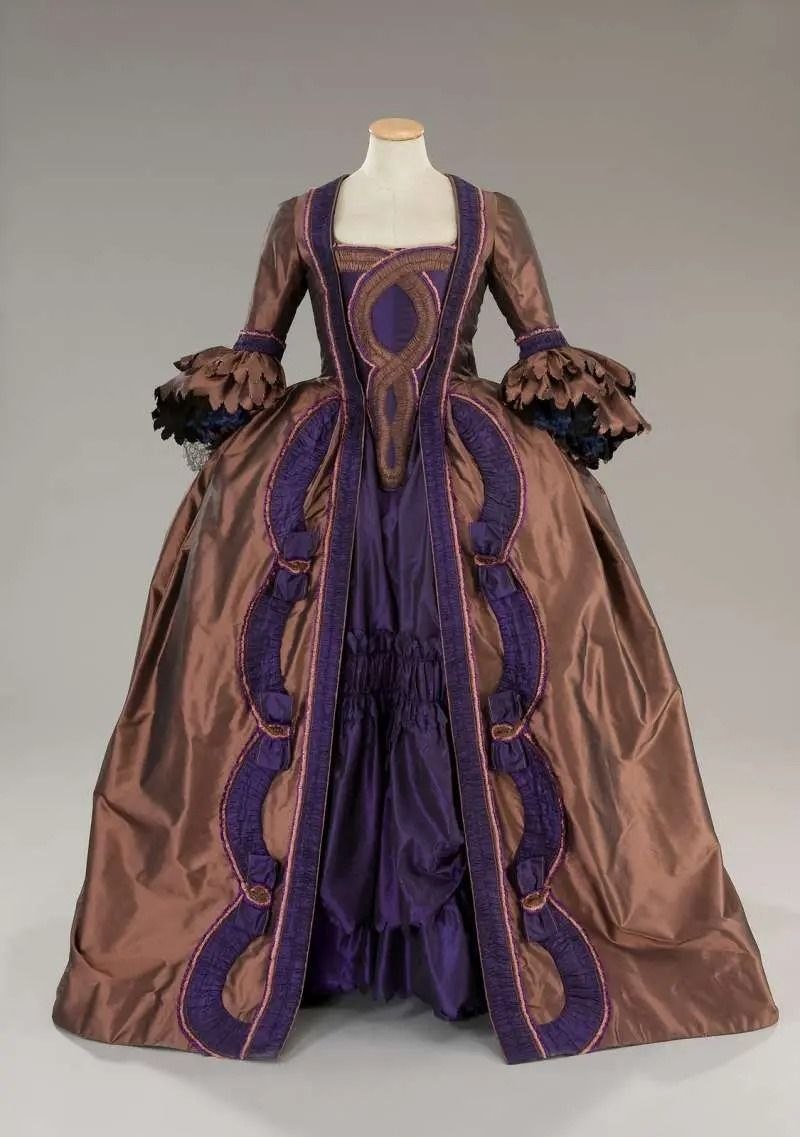 Court Cape & Trim Layer showroom image 3